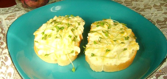 Горячие бутерброды с творогом и кресс-салатом