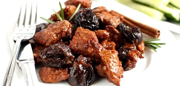 Говядина с черносливом в горшочке