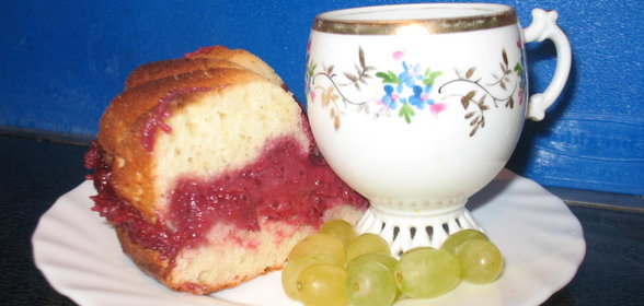 Бисквитный пирог с клюквой и творогом