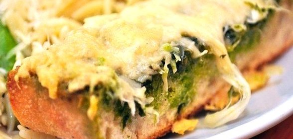 Чесночный хлеб со сливочным маслом и базиликом