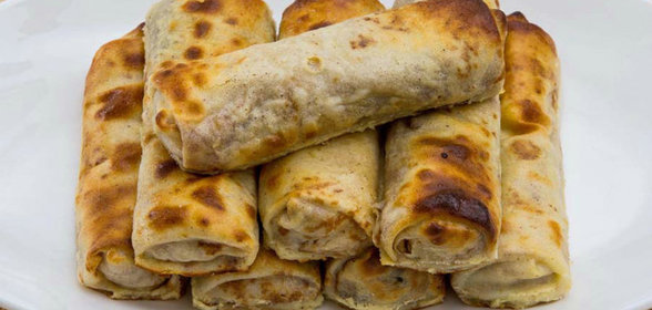 Блины с начинкой из молочного риса, запеченные в сметане