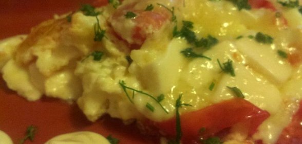 Яичница с плавленым сыром и томатами