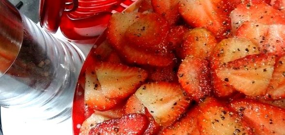 Карпаччо из клубники, лососины, грибов и копченого сыра скаморца