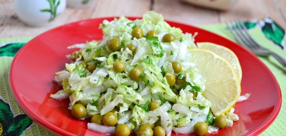 Салат из пекинской капусты с консервированным горошком