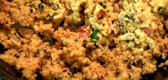 Киноа с беконом и грибами