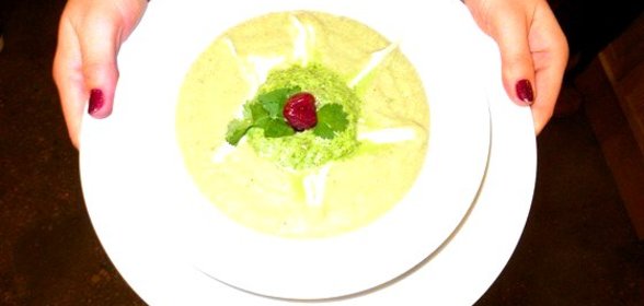 Холодный суп из авокадо с приправой из кинзы