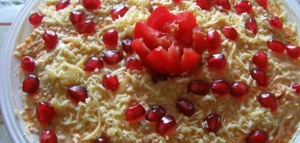 Салат сырный слоеный