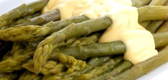 Зеленая спаржа под соусом