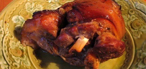 Рулька свиная, запеченая в духовке