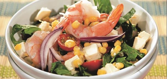 Салат из кукурузы, креветок и адыгейского сыра