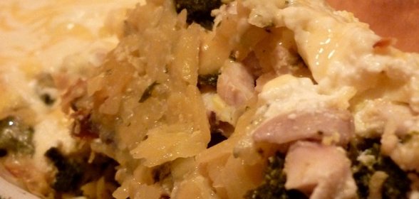 Картофельная запеканка с щавелем и куриным филе