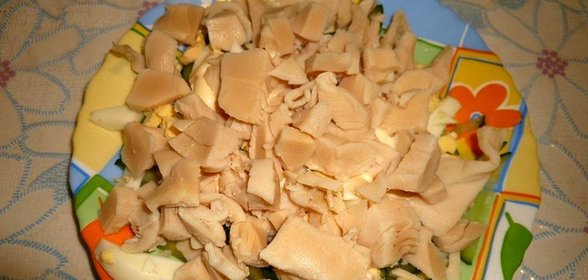 Легкий салат с консервированным кальмаром