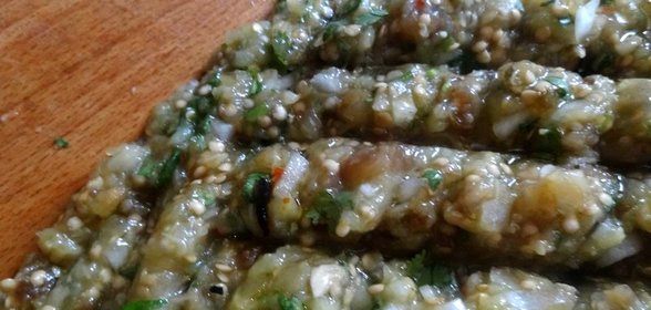 Средиземноморская баклажанная икра с сыром на тостах из черного хлеба