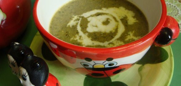 Легкий суп-пюре со шпинатом и грибами