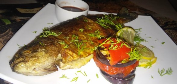 Радужная форель с овощами гриль и соусом ткемали
