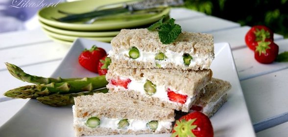 Бутерброд с творожным сыром и спаржей ( и клубникой)