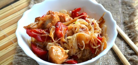 Рисовая лапша с курицей