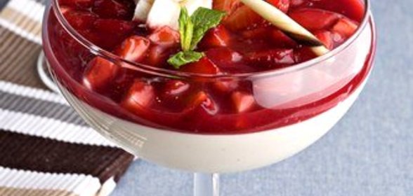 Ванильный пудинг с джемом из свежей клубники
