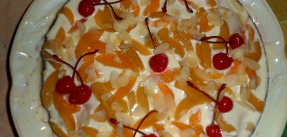 Торт со сметанным кремом и консервированными фруктами