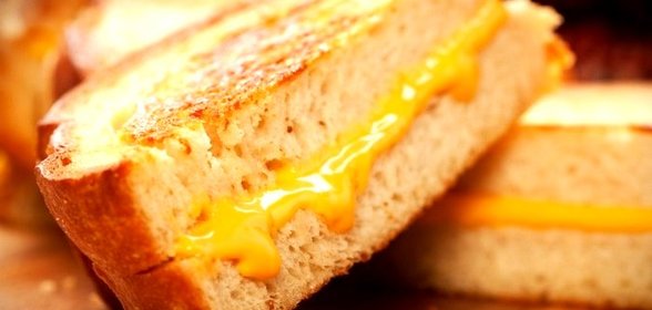 Бутерброды с жареным хлебом и сыром