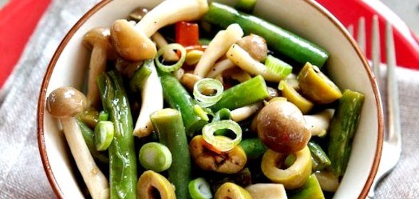 Зеленая фасоль с грибами и оливками