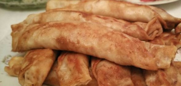 Лепешки с ягодами и сметаной