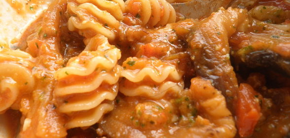 Паста с мясом , томатным соусом и песто для Наташи