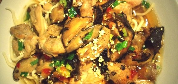 Лапша с шиитаке и маринованной курицей