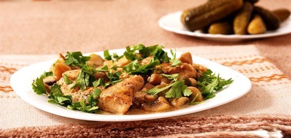 Тушеные грибы в винном соусе