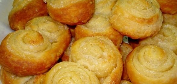 Сахарное печенье «Ушки» из слоеного теста