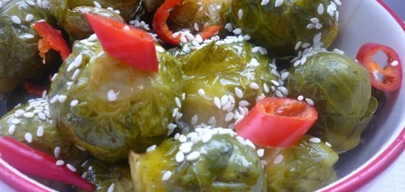 Брюссельская капуста на пару с кунжутным соусом и перцем чили