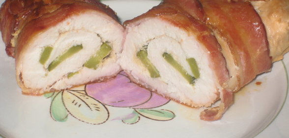 Куриные рулетики с маринованными огурчиками в беконе