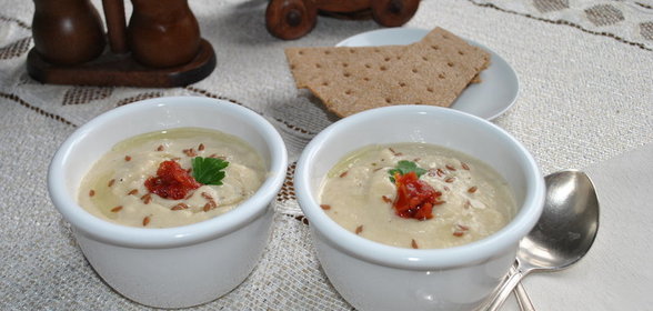 Крем-суп из корня сельдерея на грибном бульоне с трюфельным маслом