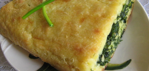 Картофельный рулет с яйцом и шпинатом