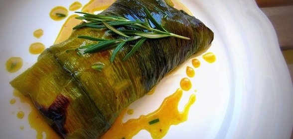 Куриная грудка, запечённая в листьях лука-порея