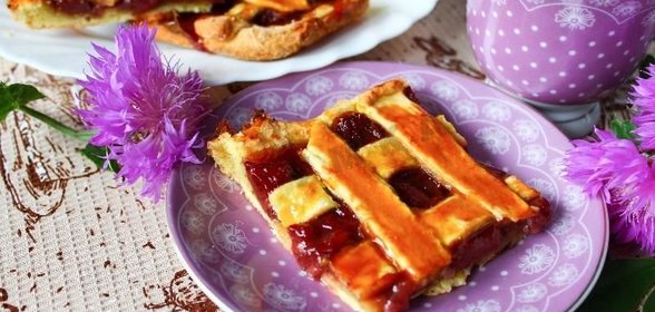 Пирог с клубничным вареньем