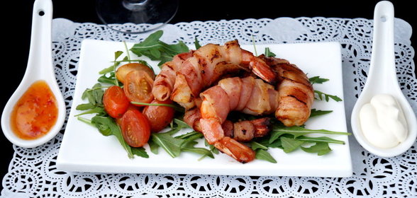 Закуска из креветок в беконе с помидорами и рукколой