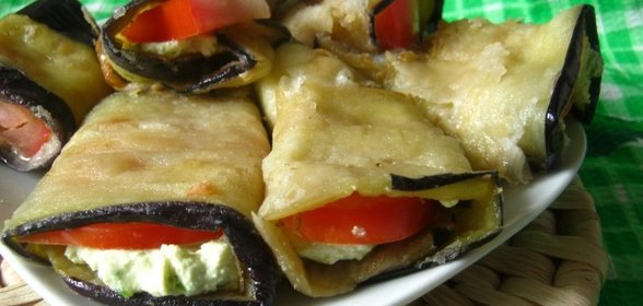 Рулетики из баклажан с домашним сыром и помидорами