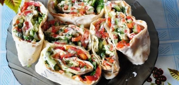 Рулет из лаваша с зеленью и овощами