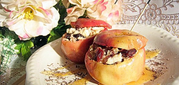Запеченные яблоки, фаршированные творогом, вяленой клюквой и черносливом