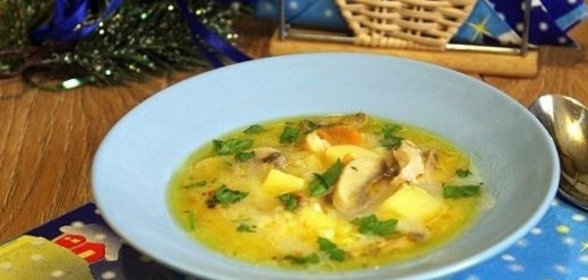 Куриный суп с рисом, грибами и сыром