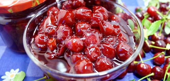 Вишневое варенье с косточками