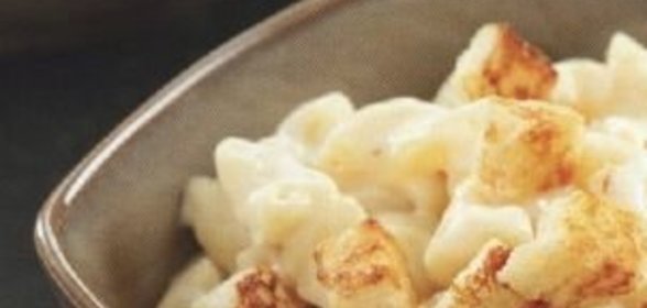 Макароны под сырным соусом с крутонами