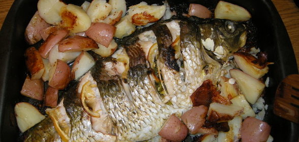 Карп запеченый с зеленью и красным картофелем