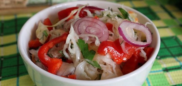 Салат из квашенной капусты с яблоком и сладким перцем