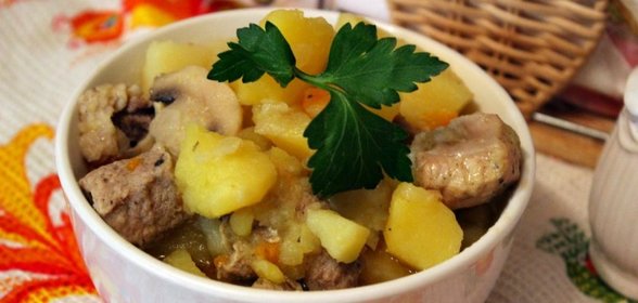 Картофель с мясом и шампиньонами в мультиварке