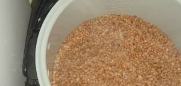 Ломтики колбасы, запеченные с помидорами и сыром