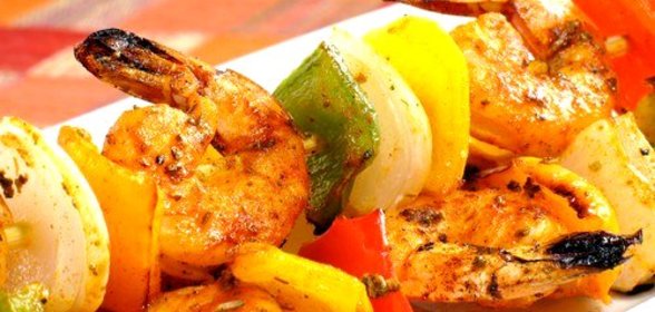 Шашлыки из креветок в маринаде из лайма и халапеньо