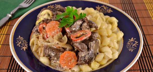 Куриная печень с овощами в духовке