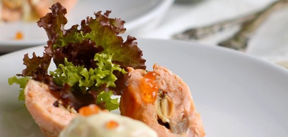 Рулеты из семги с мидиями и сливочным соусом